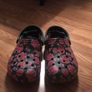 Black crocs w/ roses